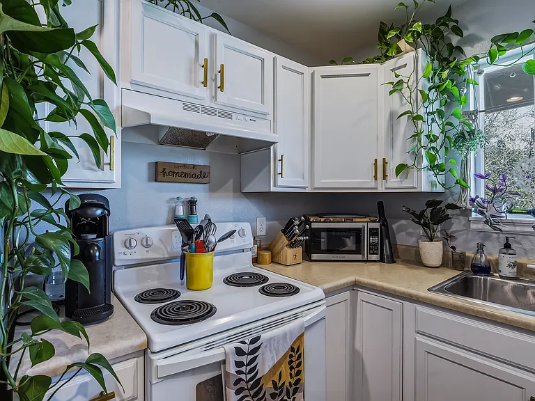 2114 Meadow Dr — Photo 12