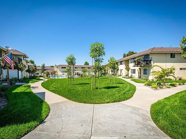 ROLLING HILLS MANOR APTS — Photo 5