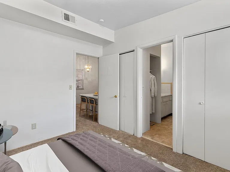 Cunningham Apartments — Photo 13