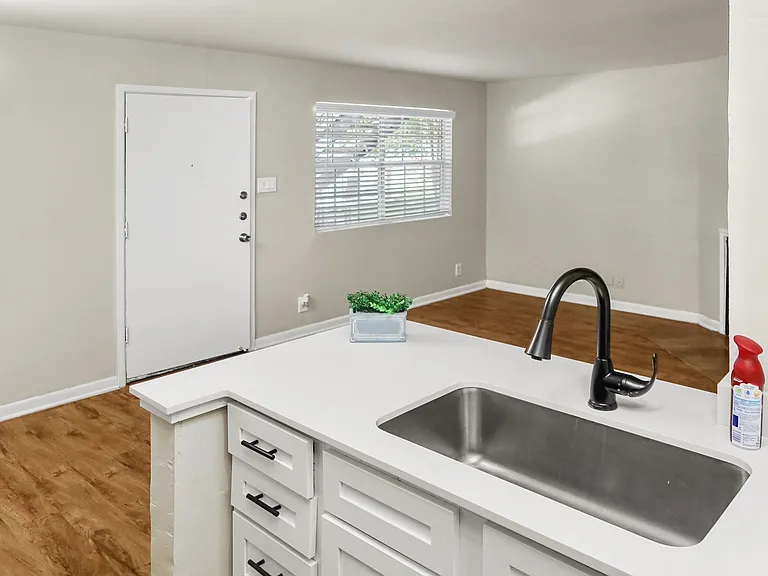 Laurel Heights Apartments — Photo 13