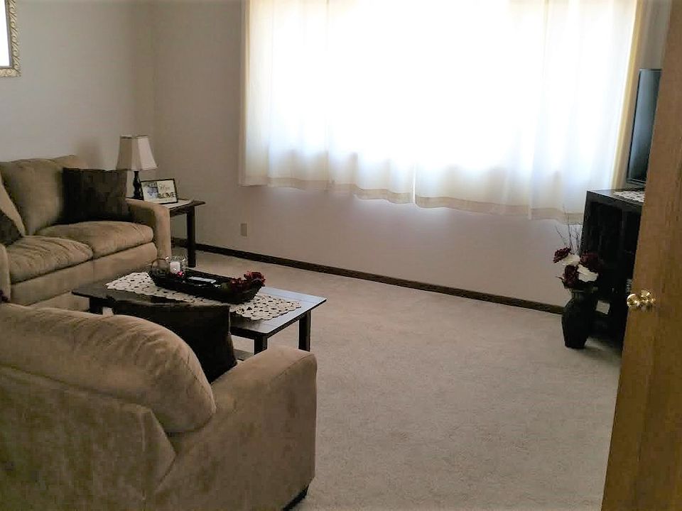 2nd image of 1304 Grand St