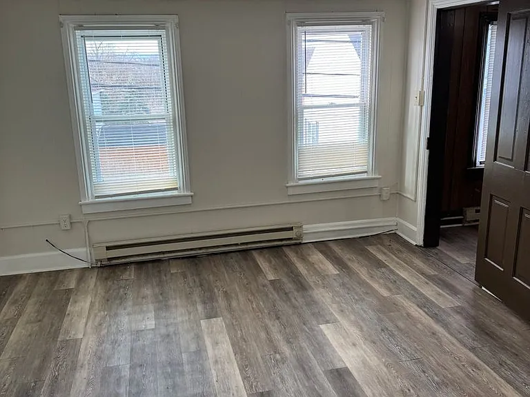 327 N Centre St — Photo 23