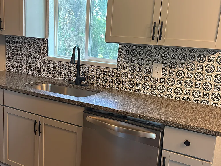 4906 Granada Dr — Photo 2