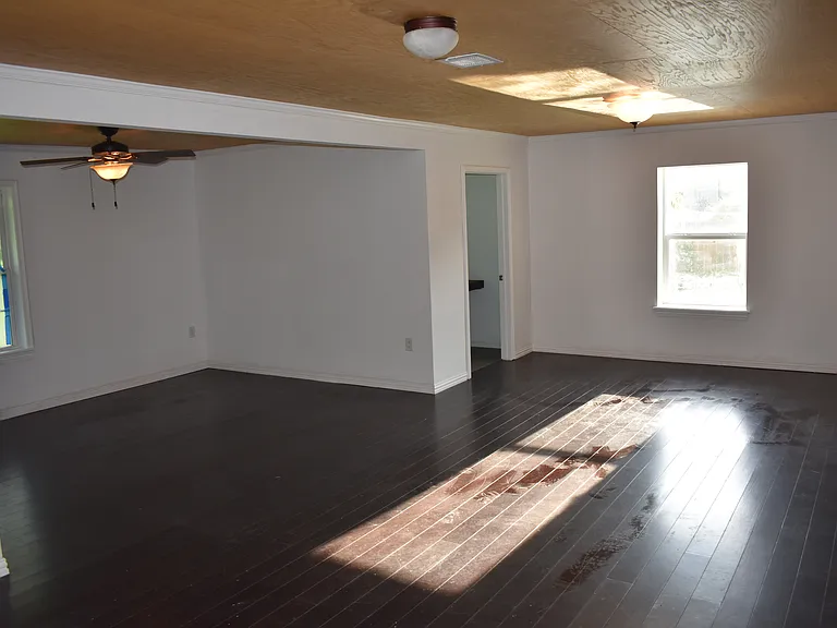 13925 Calhoun Rd — Photo 18