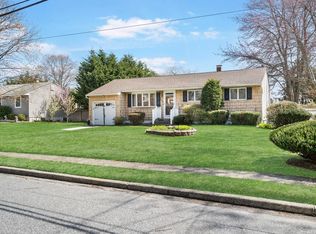 329 Raft Ave, Holbrook, NY 11741