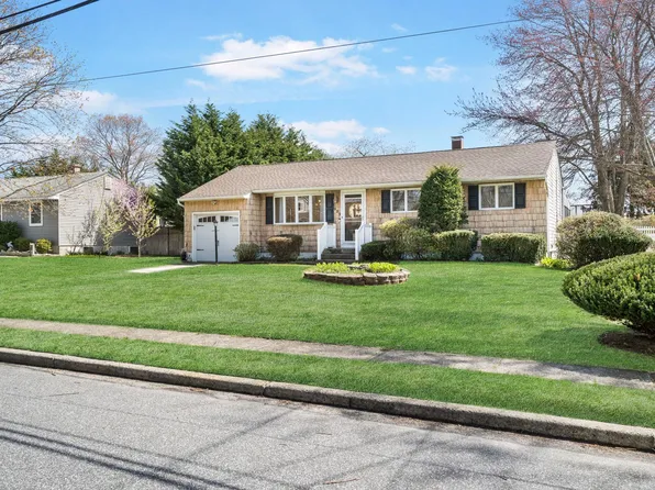 329 Raft Avenue, Holbrook, NY 11741