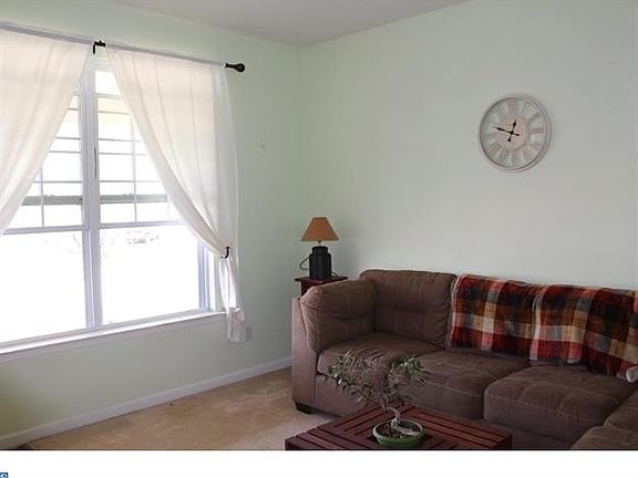 4th image of 302 W 8th Ave