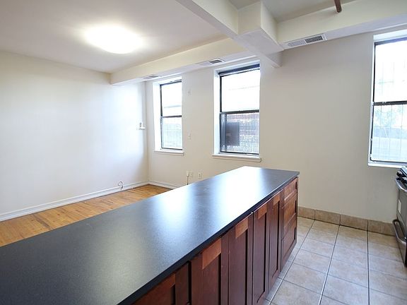 3rd image of 401 Edgecombe Ave APT Aa1