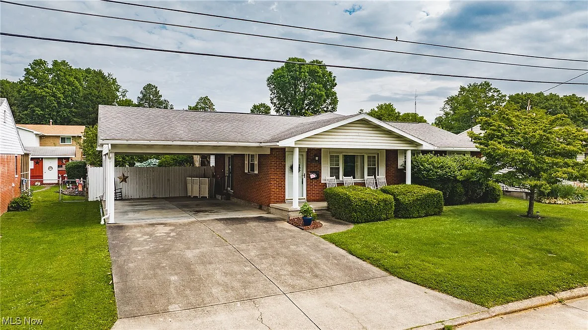 1907 42nd St photo 1