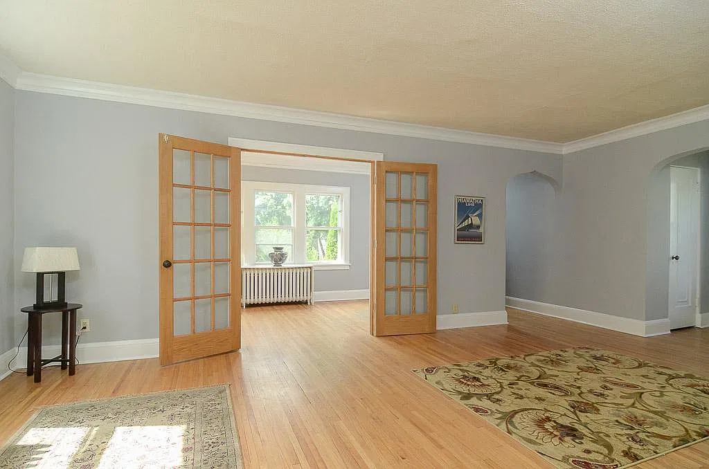 2077 Saint Clair Ave — Photo 2