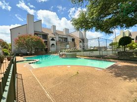 6108 Abrams Rd