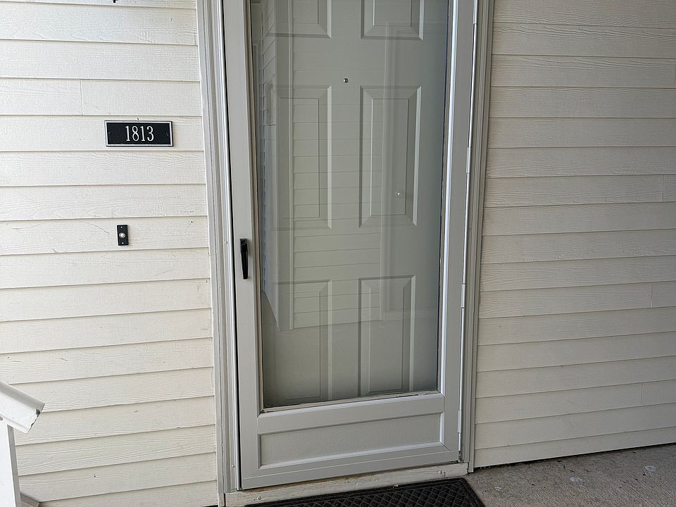 Front door freshly painted. Ground floor