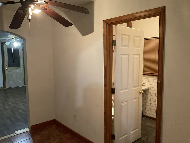 975 W Oak St — Photo 12