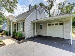 18 Peachtree Ln, Levittown, NY 11756