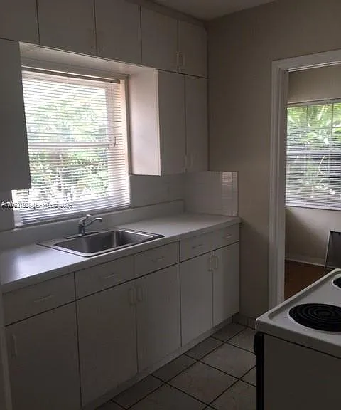 1002 SW 37th Ave #3 — Photo 3