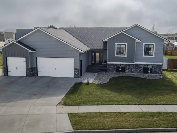 1744 Yellowstone Cir, Dickinson, ND 58601