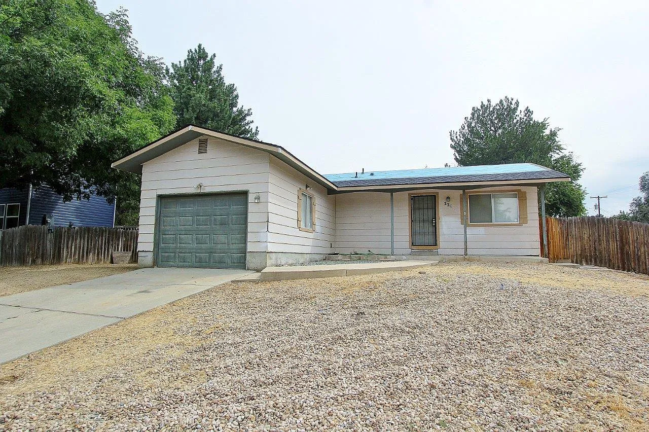 3 bed, 1040 sqft, $1,700 — Photo 1