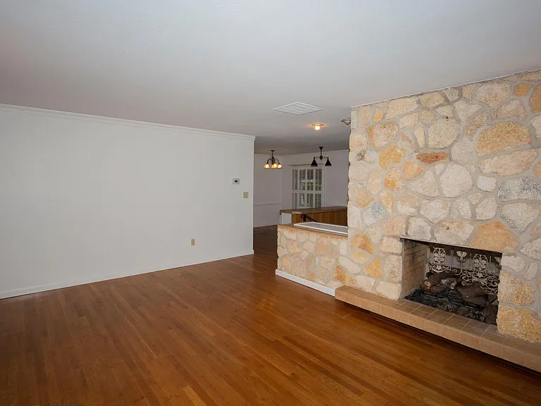 601 Shady Lane Dr — Photo 3