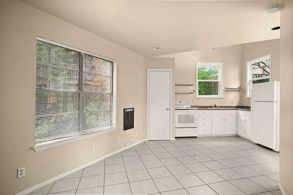 Building Photo - 3302 Hemlock Ave #B