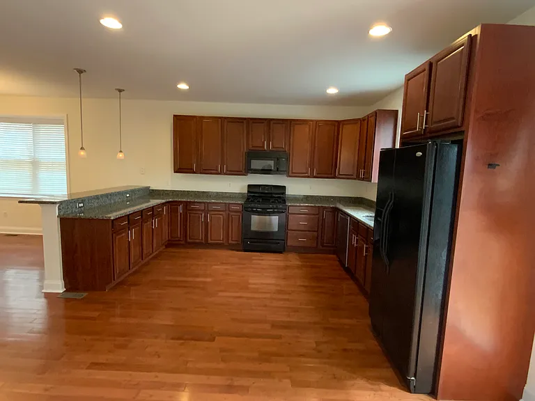 225 W 5th Ave — Photo 8