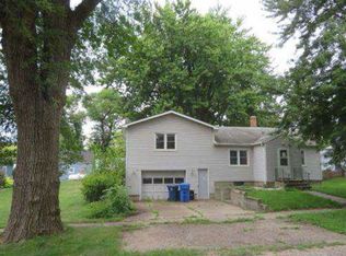 124 S Water Ave, Hills, MN 56138