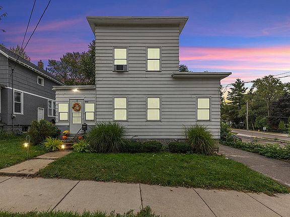 3rd image of 852 Leonard St NE