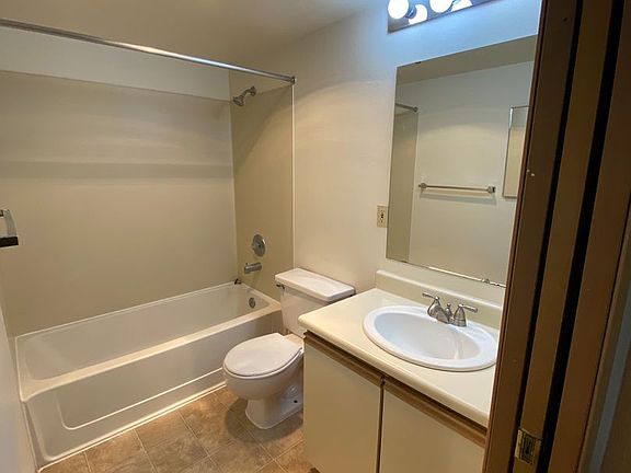 5th image of 745 Summit Ave E #306