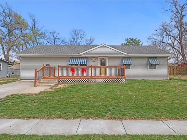 514 Valley Dr, Lansing, KS 66043