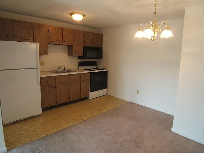 8 Meridian St #2 — Photo 3