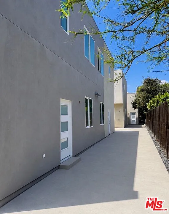 11225 Tiara St — Photo 3