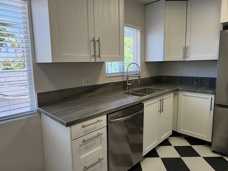 Kensington: Renovated Spacious Residence: Cook's kitchen, Includes parking — Photo 3