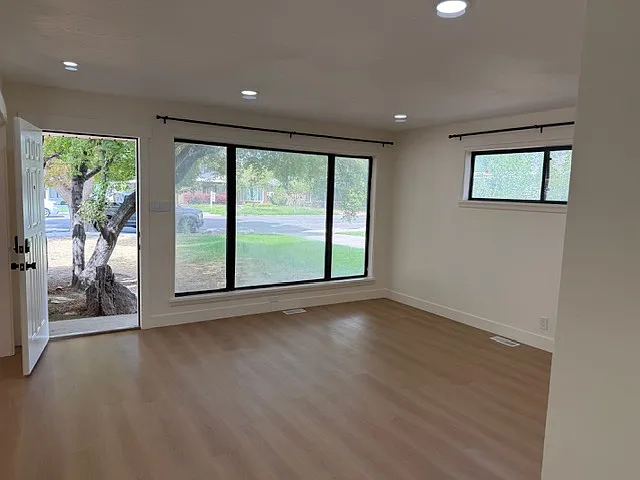 3 bed, 1121 sqft, $2,200 — Photo 4