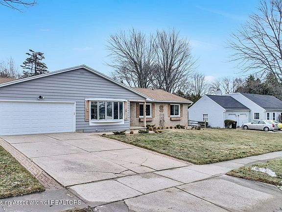 3rd image of 2958 Crestwood Dr