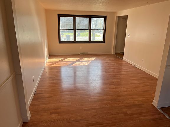 3rd image of 195 Vine Ln