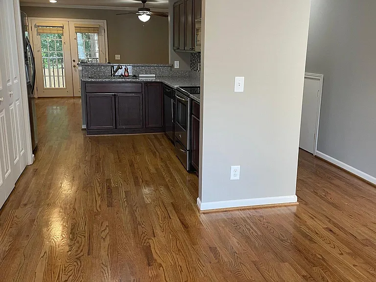 1136 E Lee Rd — Photo 3