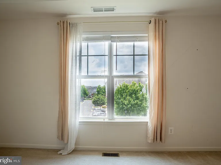 42243 Canary Grass Sq — Photo 57