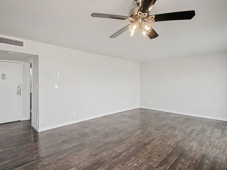 The Regency Apartments — Photo 36