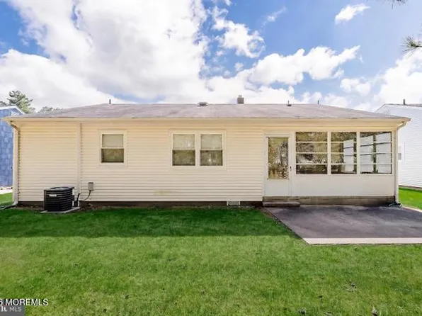 60 Whitmore Dr, Toms River, NJ 08757