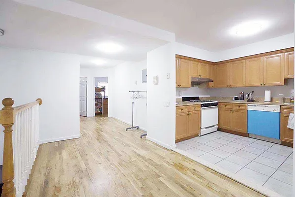 Sold by King Zone Realty Inc | media 29