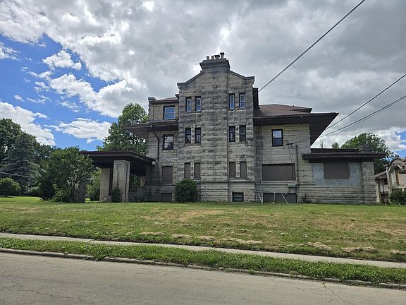 5th image of 836 W Stephenson St