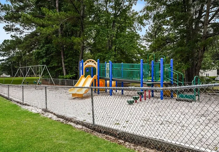 7811 Park Gate Dr — Photo 26