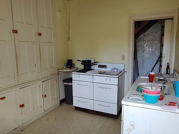 5th image of 300 E Crump St