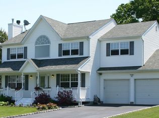 26 Greentree Dr, Medford, NY 11763