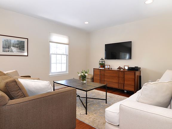 4th image of 330 Carroll Close