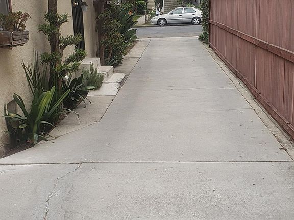 3rd image of 1713 1/2 Barry Ave