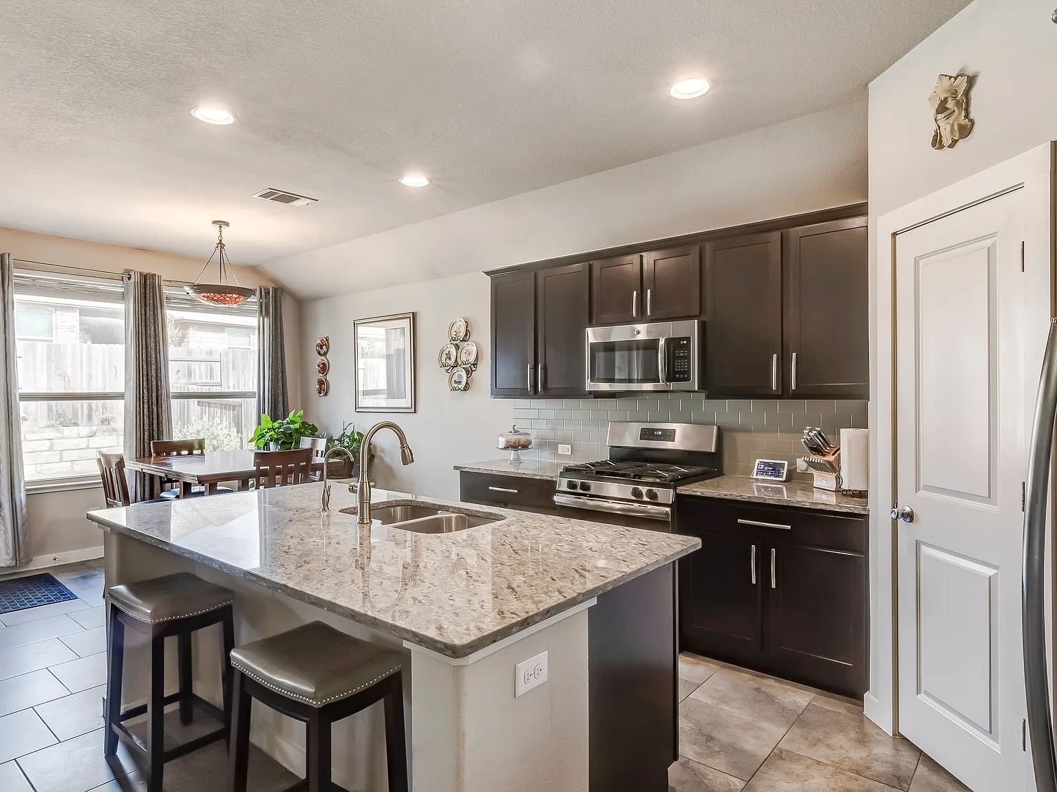 4 bed, 2218 sqft, $2,300 — Photo 2