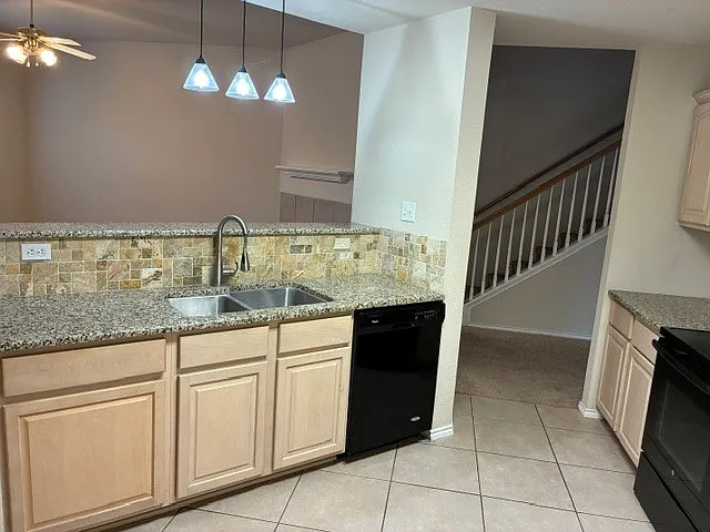 4 bed, 2882 sqft, $2,050 — Photo 2