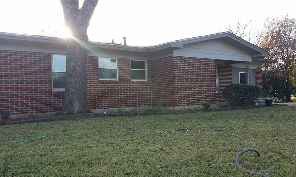 1st image of 400 Hillcrest St