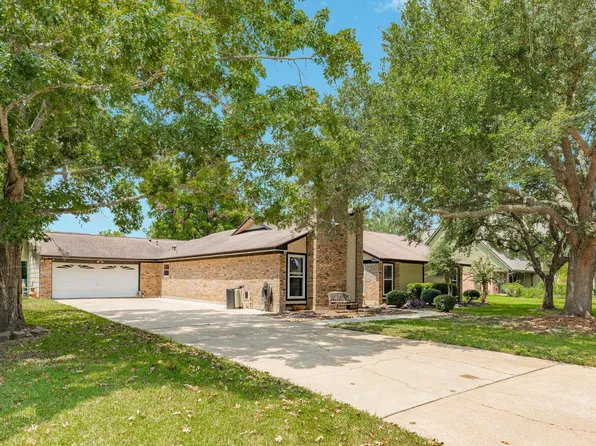 54 Royal Oak Cir, Lake Jackson, TX 77566