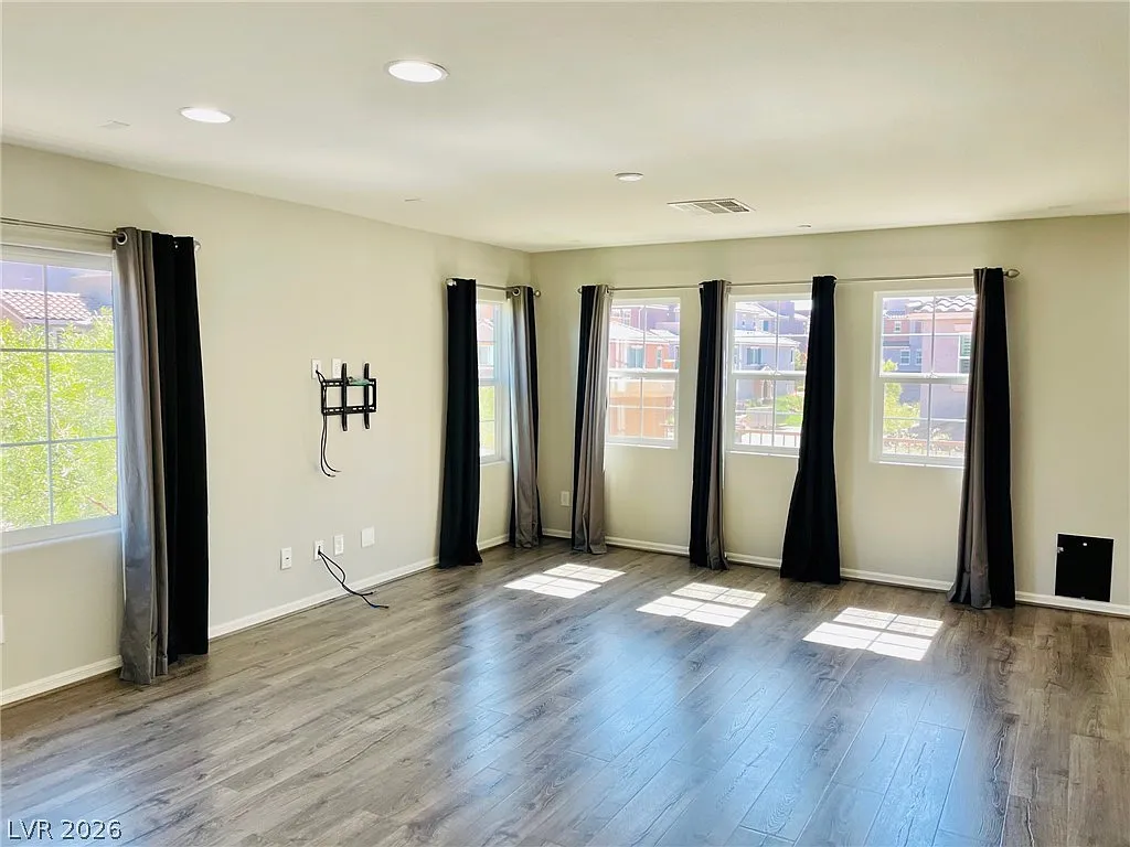 3 bed, 2.5 bath, 2063 sqft, $2,100 — Photo 4